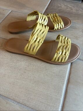 Universal Thread Addie Two Band Slide Sandals in yellow size 9.5